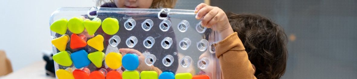Deux enfants en crèche Babilou qui jouent