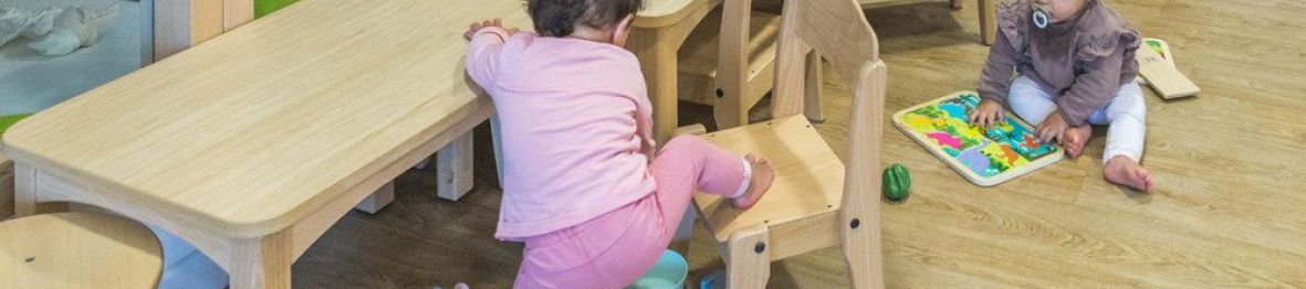 Deux enfants en crèches qui jouent 