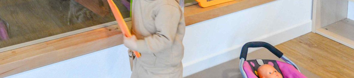 Un enfant en crèche qui joue 