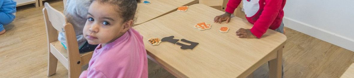 Trois enfants en crèche en activité 