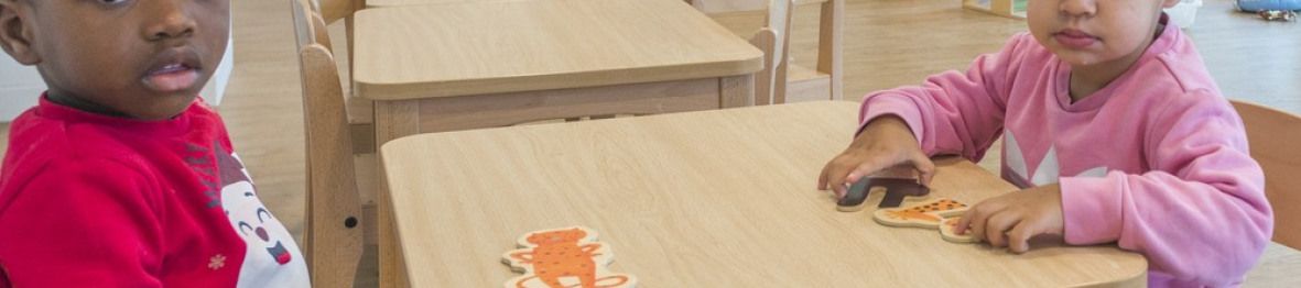 Deux enfants en crèche en activité 