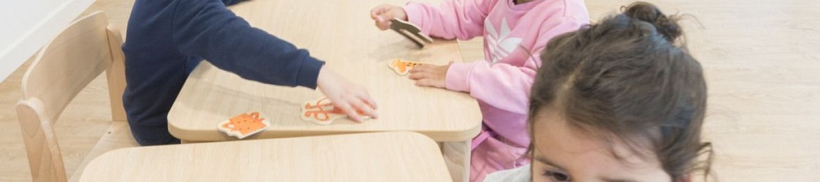 Trois enfants en crèche en activité 