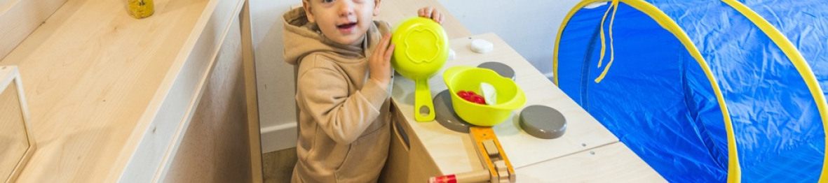 Un enfant en crèche qui joue 