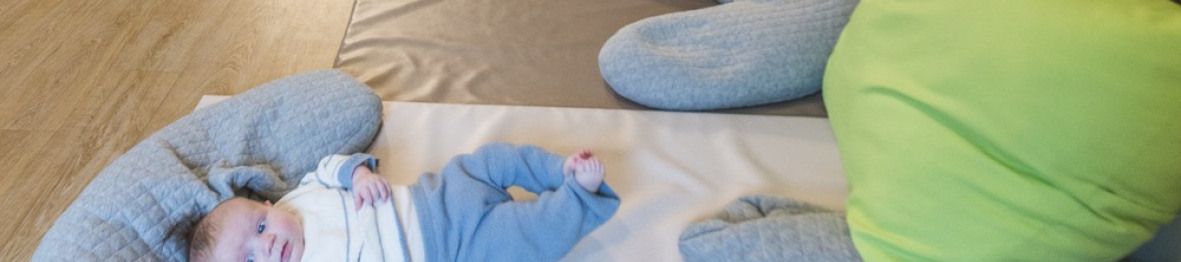Un bébé allongé 