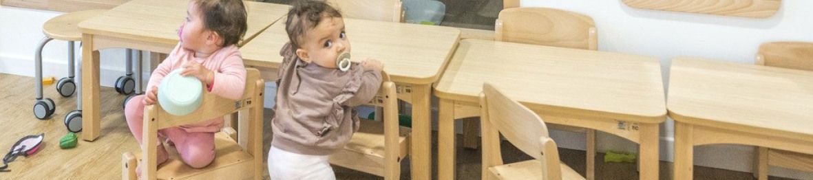 Deux enfants en crèche qui jouent