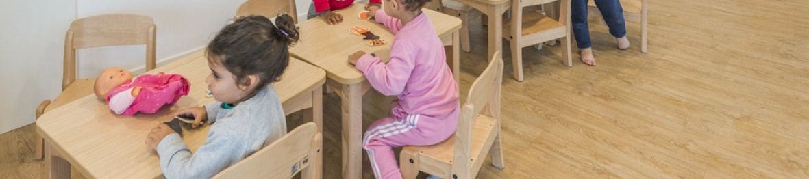 Un groupe d'enfants en crèche en activité
