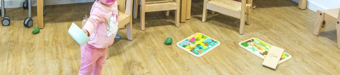 Une enfant en crèche qui joue