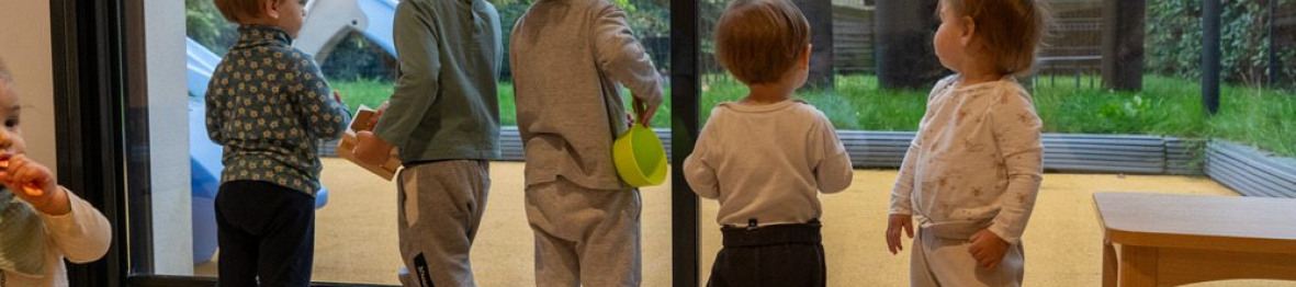 Un groupe d'enfants en crèche qui jouent 
