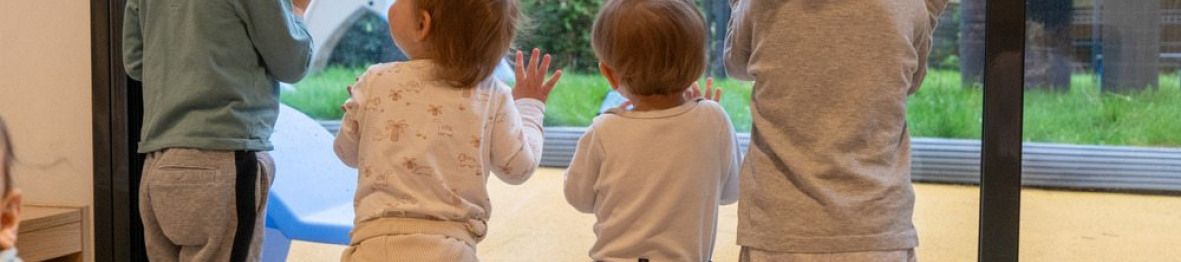Un groupe d'enfants en crèche en pleine activité 