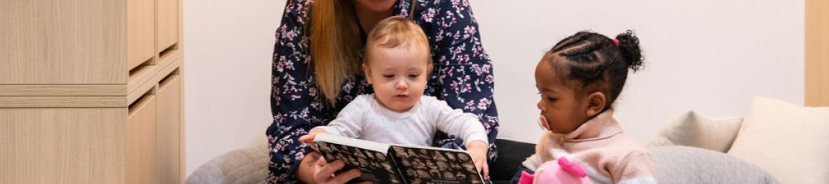 Une pro en crèche en interaction avec deux enfants 