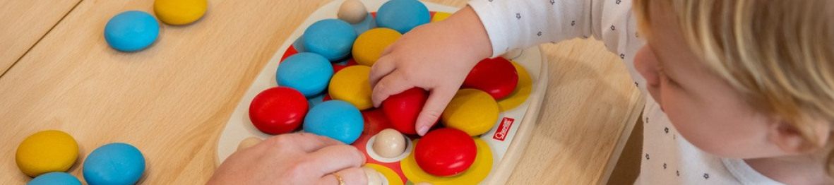 Un enfant en crèche qui joue 
