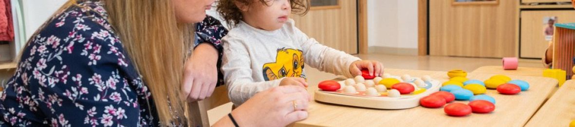 Une pro en crèche en interaction avec un enfant