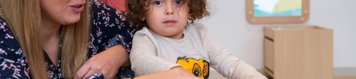 Une pro en crèche en interaction avec un enfant