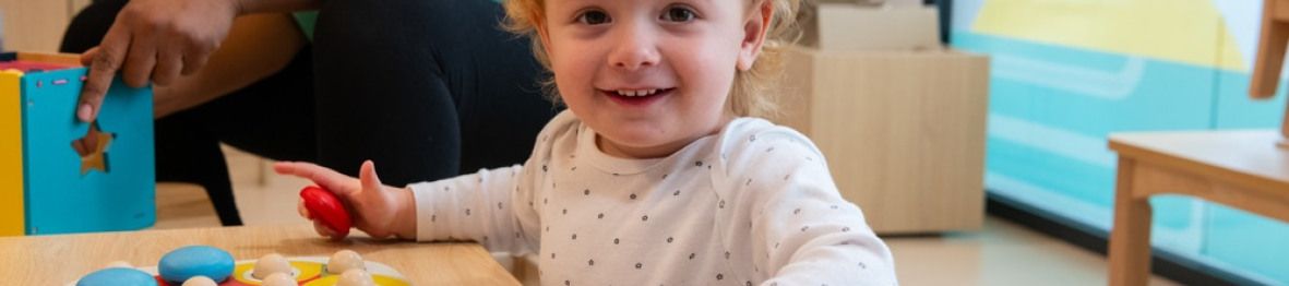 Un enfant en crèche qui joue 