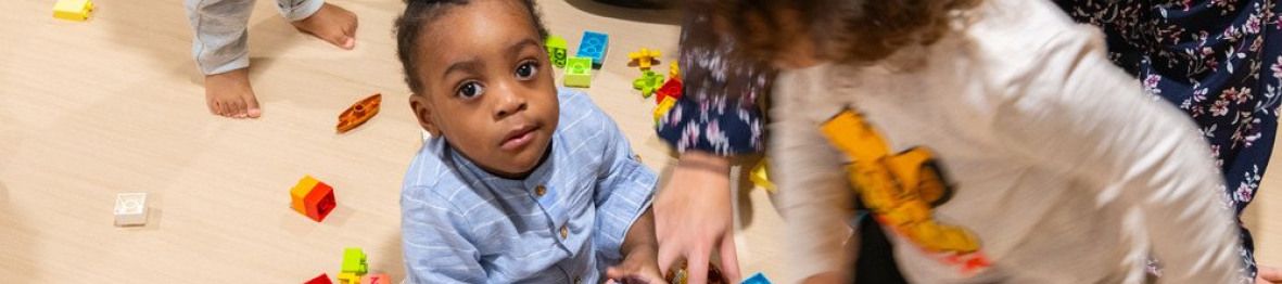 Deux enfants en crèche qui jouent 
