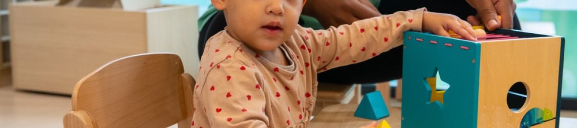 Une pro en crèche en interaction avec un enfant