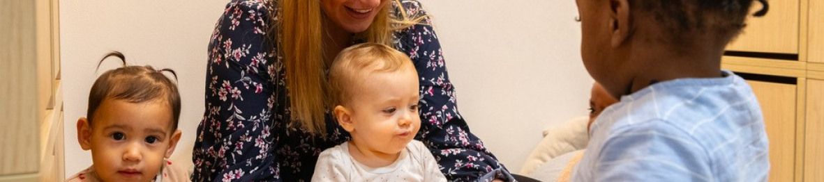 Une pro en crèche avec un groupe d'enfants