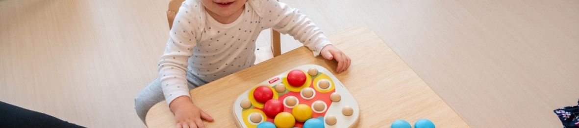 Une enfant en crèche Babilou qui joue