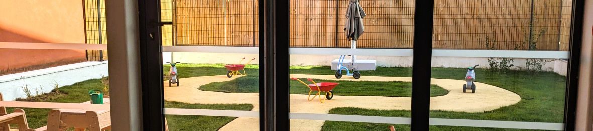 Jardin de la crèche Babilou Toulouse Chaussas vue depuis l'intérieur