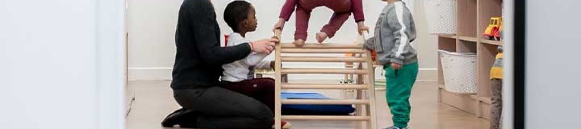 Groupe composé d'une professionnelle et d'enfants au sein d'une crèche Babilou