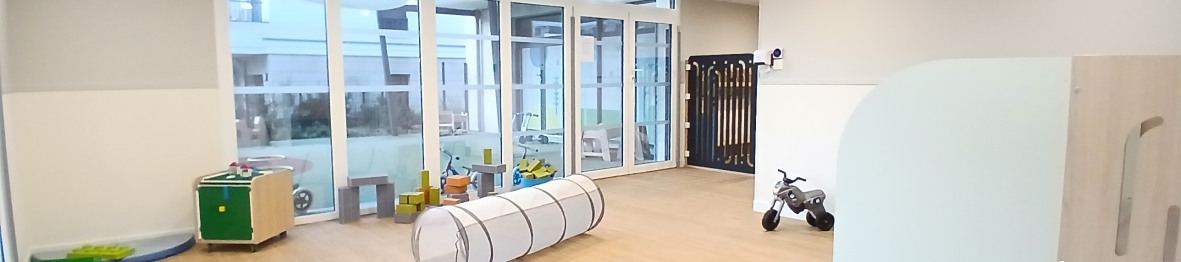 Salle d'activité avec des jeux pour enfants au sein de la crèche Babilou Saint-Maur Condé Normandie 