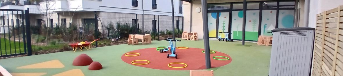Jardin avec jouets pour enfants de la Crèche Babilou Saint-Maur Condé Normandie 