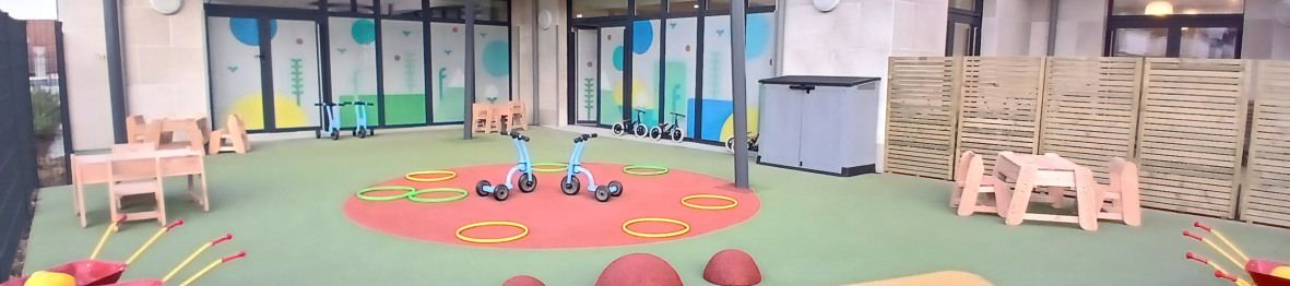 Vue annexe du jardin de la crèche Babilou Saint-Maur Condé Normandie 