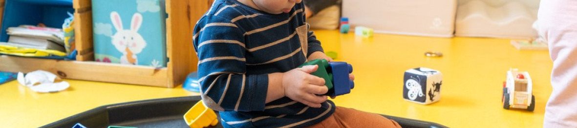 Un enfant en crèche Babilou qui joue