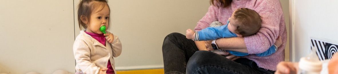 Une pro en interaction avec deux enfants 