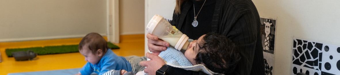 Une pro en crèche avec deux enfants 