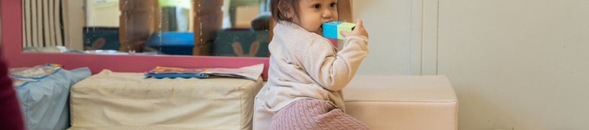 Une enfant qui joue en crèche 