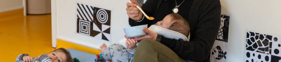 Une pro en crèche en interaction avec un bébé