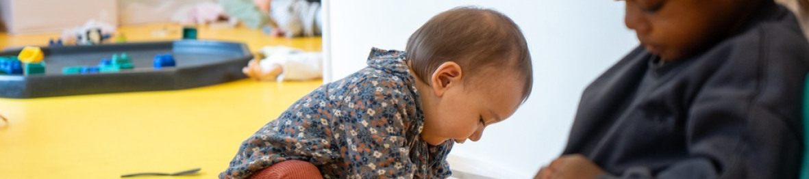 Deux enfants qui jouent en crèche 