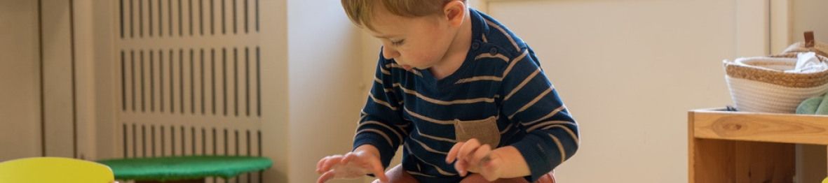 Un enfant en crèche qui joue