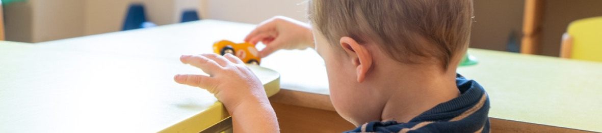 Un enfant en crèche qui joue 