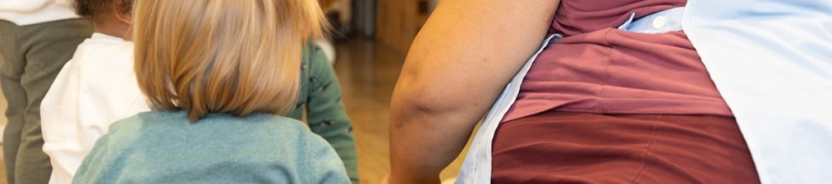 Une pro avec un groupe d'enfants en interaction