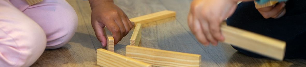 Deux enfants en crèche qui jouent