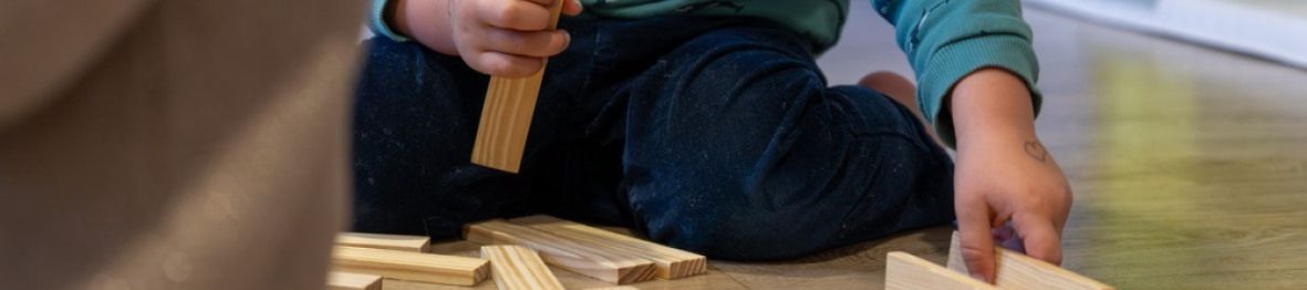Un enfant en crèche qui joue 