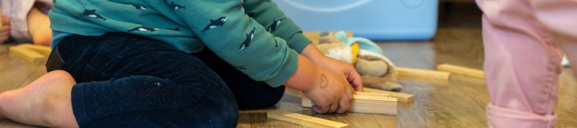Une enfant en crèche Babilou qui joue