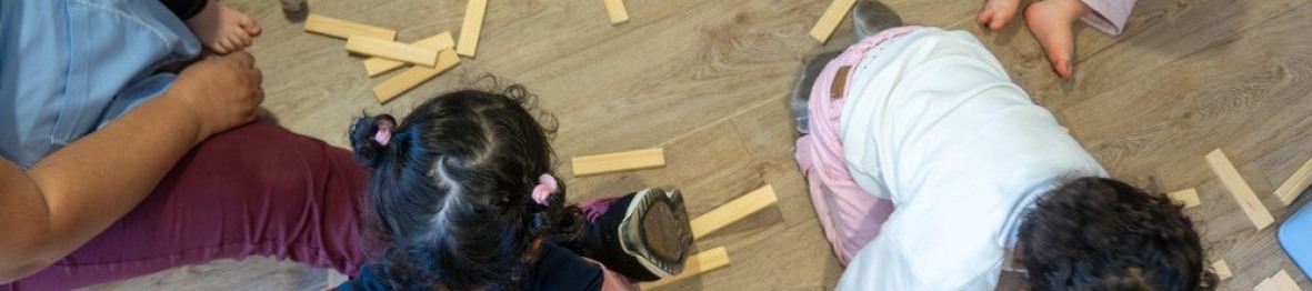 Un groupe d'enfants en crèche qui jouent 