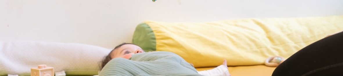 Une pro en crèche en interaction avec un bébé