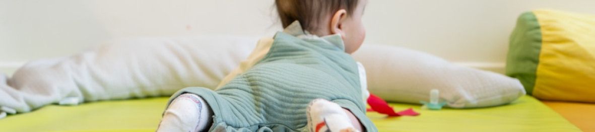 Un bébé allongé 