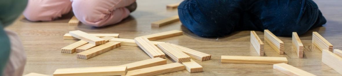 Deux enfants en crèche qui jouent