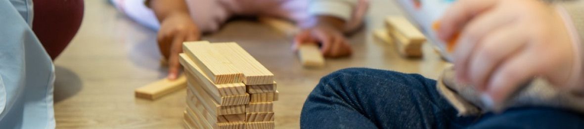 Deux enfants qui jouent en crèche 