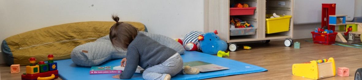 Un enfant en crèche qui joue 
