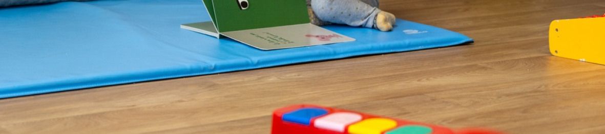 Un enfant en crèche qui lit