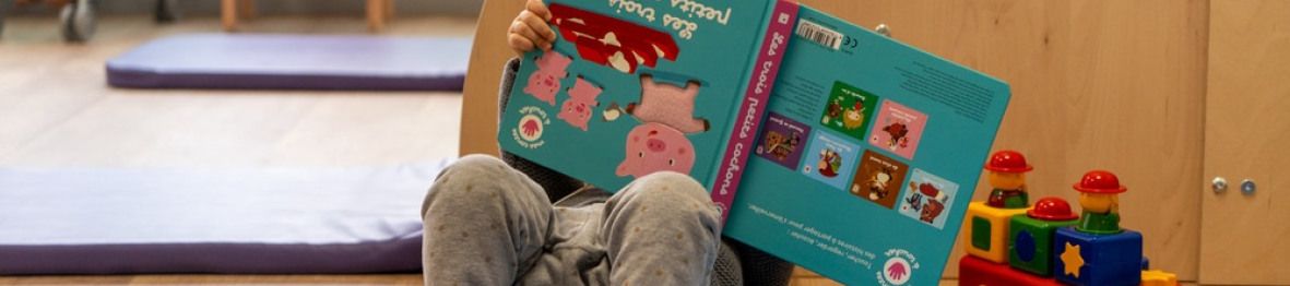 Un enfant en crèche qui lit