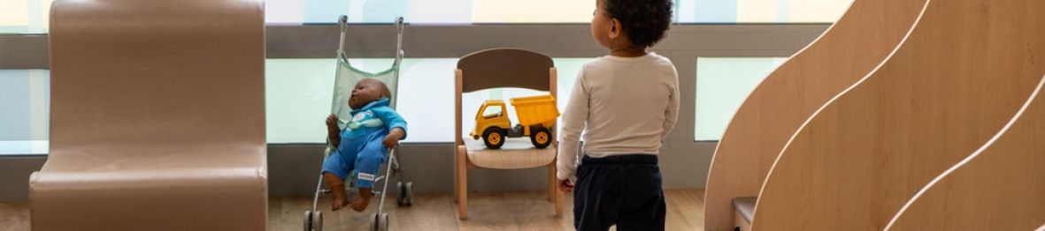 Un enfant en crèche Babilou qui joue 