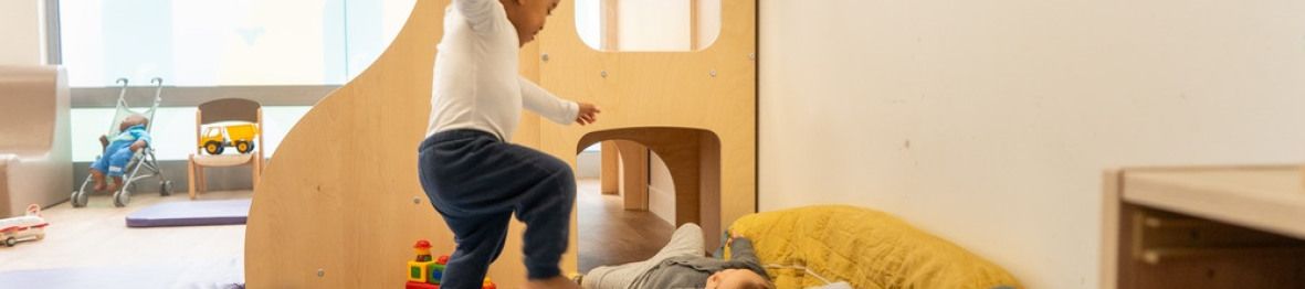 Un enfant en crèche Babilou qui joue  