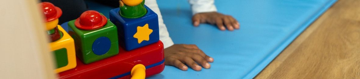 Un enfant en crèche qui joue 